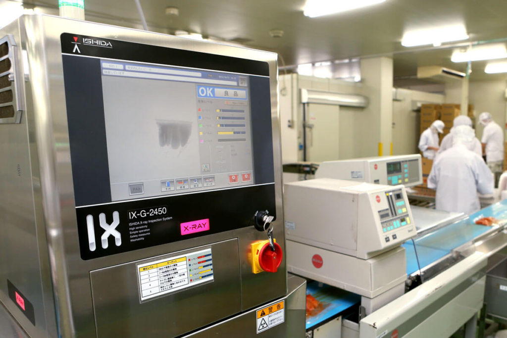 金属探知機で金属片の混入チェック